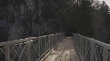 Meşhur Neuschwanstein Schloss, Fussen, Bavyera, Almanya, Marienbrucke Marys Köprüsü 'nden görülen yaya köprüsü. Marienbrucke köprüsü Neuschwanstein kalesinde bir gözlem güvertesi. 