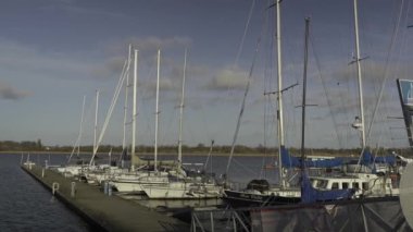 Rostock, Almanya. Alman şehri Rostock, Deutschland 'da nehir kıyısına bakan bir liman. Mecklenburg-Vorpommern 'de Savaşsız Sifonlar. 