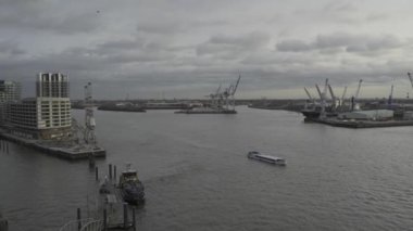 Elbphilharmonie gözlem güvertesinden Hamburg, Elbe Nehri 'ndeki liman manzarası. Kışın Hamburg limanı. Hamburg Endüstri Limanı. Küresel ticari nakliye tüzüğü lojistiği