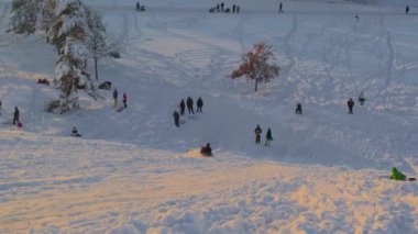 Münih, Almanya, Riemer Park, Messestadt. Riem parkındaki Toboggan tepesi ve gözlem güvertesi tepesi. Güneşli kış havasında Münih 'te bir parkta karlı dağda kayak yapan mutlu insanlar.. 