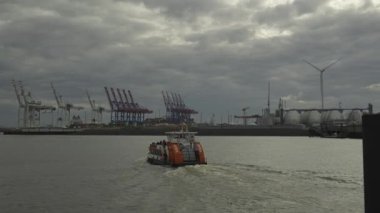 Hamburg, Almanya. Elbe Nehri üzerinde Hamburg 'a giden yolcu feribotu. Hamburg liman feribotu Waltershof. Kuzey Almanya 'da yolcu su taşımacılığı. Eine Elbfahre Almanya 'da