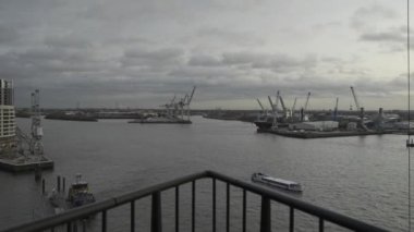 Elbphilharmonie gözlem güvertesinden Hamburg, Elbe Nehri 'ndeki liman manzarası. Kışın Hamburg limanı. Hamburg Endüstri Limanı. Küresel ticari nakliye tüzüğü lojistiği