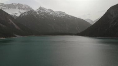 Avusturya Alplerinde gökyüzü manzaralı bir göl. Tirols Plansee 'yi görün. Plansee im Bezirk Reutte, Tirol, Osterreich innerhalb der Ammergauer Alpen. Avusturya 'da büyük temiz bir göl. Dağlarda rezervuar. 