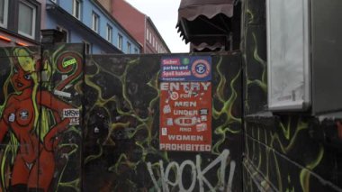 31 Aralık 2023. Hamburg, Almanya. Reeperbahn, Herbertstrasse kadınlar için sokak arasında ünlü bir çit. St. Pauli 'deki ünlü Herbertstrasse girişi. St. Pauli Kiez 'deki Kırmızı Işık Mahallesi.. 