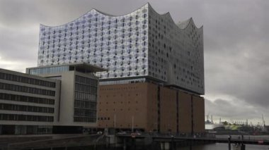 Hamburg, Almanya. Hamburg, Deutschland 'daki Elbphilharmonie konser salonu ve oteli. Elphi Konzerthaus im Stadtteil HafenCity liegt am rechten Ufer der Norderelbe. Elbe Filarmoni. 