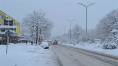 3 Aralık 2023. Almanya 'nın Münih kenti 2006' dan bu yana görülen en şiddetli kar yağışı ve Aralık ayındaki en kötü kar fırtınası yaşadı. Münih şiddetli kar yağışı yüzünden felç oldu. Münih 'te herrscht Schneeapokalypse. 