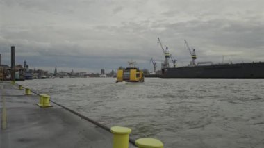 Hamburg, Almanya. Elbe Nehri üzerinde Hamburg 'a giden yolcu feribotu. Hamburg liman feribotu Waltershof. Kuzey Almanya 'da yolcu su taşımacılığı. Eine Elbfahre Almanya 'da