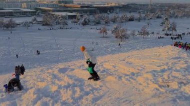 3 Aralık 2023. Münih, Almanya, Riemer Park, Messestadt. Riem parkındaki Toboggan tepesi ve gözlem güvertesi tepesi. Güneşli kış havasında Münih 'te bir parkta karlı dağda kayak yapan mutlu insanlar.. 