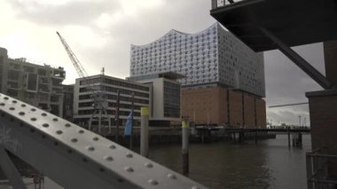 Hamburg, Almanya. Hamburg, Deutschland 'daki Elbphilharmonie konser salonu ve oteli. Elphi Konzerthaus im Stadtteil HafenCity liegt am rechten Ufer der Norderelbe. Elbe Filarmoni. 