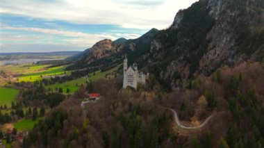 Konigsschloss Neuschwanstein, Bayern, Allgau, Deutschland. Neuschwanstein Şatosu Bavyera, Fussen, Almanya. Gün doğumunda Bavyera Alpleri 'nin arka planındaki kalenin ön görüntüsü. Bavyera Kralı Ludwig 2 Kalesi