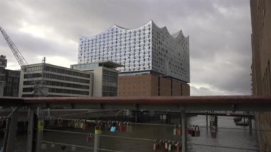 Hamburg, Almanya. Hamburg, Deutschland 'daki Elbphilharmonie konser salonu ve oteli. Elphi Konzerthaus im Stadtteil HafenCity liegt am rechten Ufer der Norderelbe. Elbe Filarmoni. 