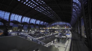 31 Aralık 2023. Hamburg, Almanya. Tren rayları üzerindeki Hamburg Panorama 'nın ana istasyonu ve akşamları yukarıdan gelen trenler. Merkez demiryolu terminali, Hamburg, Deutschland 'da Hauptbahnhof. 