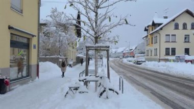 Münih, Almanya. Muenchen 'de kar yağışı. Şehrin otoparkında kar bisikletleri kapladı. Otoparkta kar yağışı ve bisikletler. Schneeeinbruch Münih, Deutschland. 