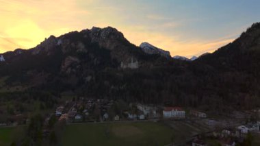 Konigsschloss Neuschwanstein, Bayern, Allgau, Deutschland. Neuschwanstein Şatosu Bavyera, Fussen, Almanya. Gün doğumunda Bavyera Alpleri 'nin arka planındaki kalenin ön görüntüsü. Bavyera Kralı Ludwig 2 Kalesi