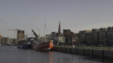 Rostock, Almanya. Alman şehri Rostock, Deutschland 'da nehir kıyısına bakan bir liman. Mecklenburg-Vorpommern 'de Savaşsız Sifonlar. 
