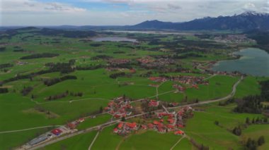 Weissensee, Hopfensee, Forggensee, Bavyera bölgesinde bulunan üç büyük göl manzaralı, Almanya 'da Fuessen kasabası yakınlarında. Luftaufnahme Weissensee, Hopfensee, Bayern 'de Forggensee, Fussen' de Deutschland. 