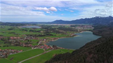 Weissensee, Hopfensee, Forggensee, Bavyera bölgesinde bulunan üç büyük göl manzaralı, Almanya 'da Fuessen kasabası yakınlarında. Luftaufnahme Weissensee, Hopfensee, Bayern 'de Forggensee, Fussen' de Deutschland. 