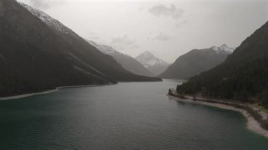 Avusturya Alplerinde gökyüzü manzaralı bir göl. Tirols Plansee 'yi görün. Plansee im Bezirk Reutte, Tirol, Osterreich innerhalb der Ammergauer Alpen. Avusturya 'da büyük temiz bir göl. Dağlarda rezervuar. 