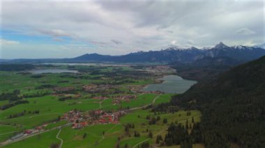 Weissensee, Hopfensee, Forggensee, Bavyera bölgesinde bulunan üç büyük göl manzaralı, Almanya 'da Fuessen kasabası yakınlarında. Luftaufnahme Weissensee, Hopfensee, Bayern 'de Forggensee, Fussen' de Deutschland. 