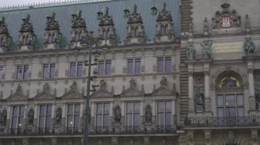 Hamburg, Almanya. Islak havada meydan ve belediye binası. Hamburg 'da belediye başkanının yüzü. Hamburger Rathaus. Belediye başkanının ofis kulesi. Belediye binası. Hamburgischen Burgerschaft. 