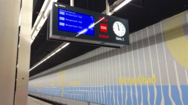 Münih, Almanya. Michaelibad metro istasyonunun içi. Das Innere der U-Bahn İstasyonu Michaelibad. Bahnhof Michaelibad. U-Bahn Münih. Neue Gestaltung ab 2022. 