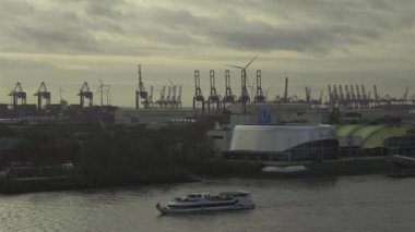 Elbphilharmonie gözlem güvertesinden Hamburg, Elbe Nehri 'ndeki liman manzarası. Kışın Hamburg limanı. Hamburg Endüstri Limanı. Küresel ticari nakliye tüzüğü lojistiği