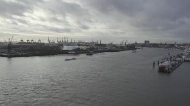 Elbphilharmonie gözlem güvertesinden Hamburg, Elbe Nehri 'ndeki liman manzarası. Kışın Hamburg limanı. Hamburg Endüstri Limanı. Küresel ticari nakliye tüzüğü lojistiği