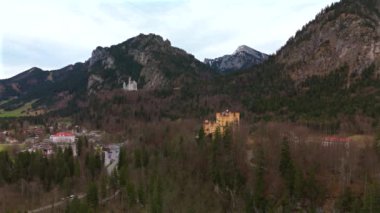 Schloss, Hohenschwangau ve Neuschwanstein Fussen, Almanya 'da birlikte hava manzarası. İki şato Schloss, Hohenschwangau ve Neuschwanstein bir drone görüşünde. Fuessen 'de iki masal kalesi. 