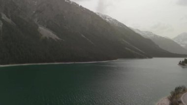 Avusturya Alplerinde gökyüzü manzaralı bir göl. Tirols Plansee 'yi görün. Plansee im Bezirk Reutte, Tirol, Osterreich innerhalb der Ammergauer Alpen. Avusturya 'da büyük temiz bir göl. Dağlarda rezervuar. 