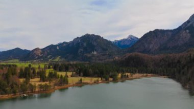 Schwansee Alp Gölü 'nden Neuschwanstein Şatosu baharda görülüyor. Schwansee im Ostallgau, Bayern sudostlich von Fussen im Gemeindegebiet von Schwangau 'da. Schloss Neuschwanstein und der See. 