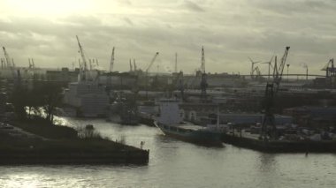 Elbphilharmonie gözlem güvertesinden Hamburg, Elbe Nehri 'ndeki liman manzarası. Kışın Hamburg limanı. Hamburg Endüstri Limanı. Küresel ticari nakliye tüzüğü lojistiği