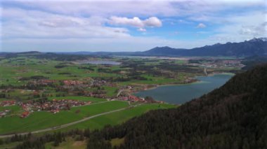Weissensee, Hopfensee, Forggensee, Bavyera bölgesinde bulunan üç büyük göl manzaralı, Almanya 'da Fuessen kasabası yakınlarında. Luftaufnahme Weissensee, Hopfensee, Bayern 'de Forggensee, Fussen' de Deutschland. 