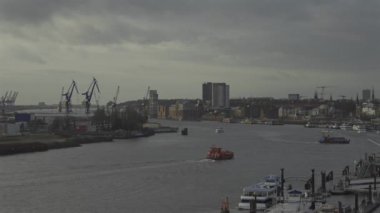 Elbphilharmonie gözlem güvertesinden Hamburg, Elbe Nehri 'ndeki liman manzarası. Kışın Hamburg limanı. Hamburg Endüstri Limanı. Küresel ticari nakliye tüzüğü lojistiği