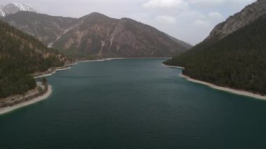 Avusturya Alplerinde gökyüzü manzaralı bir göl. Tirols Plansee 'yi görün. Plansee im Bezirk Reutte, Tirol, Osterreich innerhalb der Ammergauer Alpen. Avusturya 'da büyük temiz bir göl. Dağlarda rezervuar. 