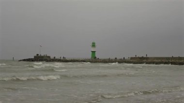 Baltık Denizi 'ndeki Rostock limanına giriş. Deniz feneri Molenfeuer Westmole, Warnemunde, Rostock, Mecklenburg-Vorpommern, Almanya. Gruner Leuchtturm Warnemunde Rostock Deutschland 'da. 
