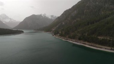 Avusturya Alplerinde gökyüzü manzaralı bir göl. Tirols Plansee 'yi görün. Plansee im Bezirk Reutte, Tirol, Osterreich innerhalb der Ammergauer Alpen. Avusturya 'da büyük temiz bir göl. Dağlarda rezervuar. 