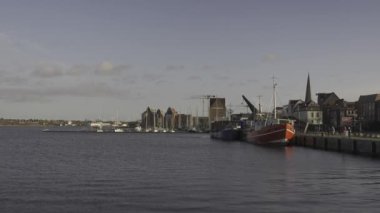 Rostock, Almanya. Alman şehri Rostock, Deutschland 'da nehir kıyısına bakan bir liman. Mecklenburg-Vorpommern 'de Savaşsız Sifonlar. 