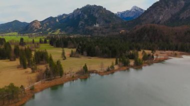 Schwansee Alp Gölü 'nden Neuschwanstein Şatosu baharda görülüyor. Schwansee im Ostallgau, Bayern sudostlich von Fussen im Gemeindegebiet von Schwangau 'da. Schloss Neuschwanstein und der See. 