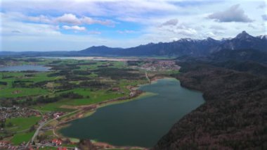 Weissensee, Hopfensee, Forggensee, Bavyera bölgesinde bulunan üç büyük göl manzaralı, Almanya 'da Fuessen kasabası yakınlarında. Luftaufnahme Weissensee, Hopfensee, Bayern 'de Forggensee, Fussen' de Deutschland. 