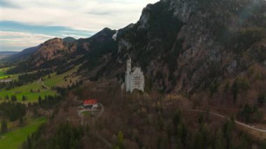 Konigsschloss Neuschwanstein, Bayern, Allgau, Deutschland. Neuschwanstein Şatosu Bavyera, Fussen, Almanya. Gün doğumunda Bavyera Alpleri 'nin arka planındaki kalenin ön görüntüsü. Bavyera Kralı Ludwig 2 Kalesi