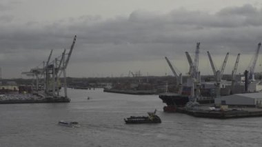 Elbphilharmonie gözlem güvertesinden Hamburg, Elbe Nehri 'ndeki liman manzarası. Kışın Hamburg limanı. Hamburg Endüstri Limanı. Küresel ticari nakliye tüzüğü lojistiği