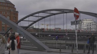 29 Aralık 2023. Hamburg, Almanya. Hamburg metrosunda şehir merkezindeki yüksek bir pist boyunca hareket ederek Alman verimliliğini gösteren toplu taşıma araçları sergiliyor. Deutschland, Hamburg 'da U-Bahn. Yeraltı metrosu