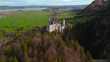 Neuschwanstein Kalesi ve Marienbrucke köprüsü Ammergau Alpleri 'ndeki Pollat geçidi üzerinde. Ünlü Neuschwanstein Şatosu, Fussen, Bavyera, Almanya ve Marys Köprüsü