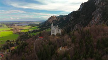 Konigsschloss Neuschwanstein, Bayern, Allgau, Deutschland. Neuschwanstein Şatosu Bavyera, Fussen, Almanya. Gün doğumunda Bavyera Alpleri 'nin arka planındaki kalenin ön görüntüsü. Bavyera Kralı Ludwig 2 Kalesi