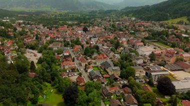 Bavyera 'nın Immenstadt im Allgaeu kentinin havadan görünüşü, Bavyera Alpleriyle çevrili resimli bir kasaba gösteriyor. Geleneksel binalar, yuvarlanan tepeler ve dağlık arazi, yaz turizm beldesi. 