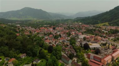 Bavyera Alpleriyle çevrili Immenstadt im Allgau, Bayern, Deutschland manzaralı küçük bir kasaba. Geleneksel binalar, yuvarlanan tepeler ve dağlık manzaralar yaz tatilcileri için varış noktasını oluşturuyor