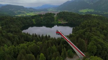 Heini-Klopfer-Skiflugschanze Oberstdorf, Bavyera, Almanya 'da Freibergsee yakınlarında. Gözlem güvertesi olan ünlü kayak tepesi, nefes kesici Bavyera Alpleri ve hareketli yaz manzaraları arasında geçiyor.. 