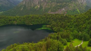 Almanya, Bavyera 'da Freibergsee ve Heini-Klopfer- Schkiflugschanze' nin insansız hava aracı görüşleri. Dağlar ve ormanlarla çevrili bu el değmemiş göl ve ünlü kayakla atlama alanı havadan görülebilir. Oberstdorf. 