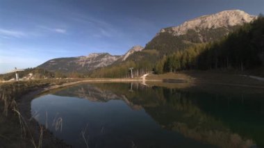 Speichersee am Jenner beim Konigssee, Deutschland, Bayern 'de. Berchtesgaden 'den Jennerbahn. Moderne Bergbahn am Jenner Schoenau am Koenigssee 'de. Mittelstation. Almanya 'da Alp kayak kaldırma ve göl. 