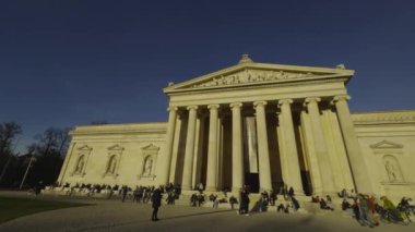 15 Aralık 2023. Münih, Almanya. Munchen Glyptothek Aussenansicht. İnsanlar Muenchen 'deki Glyptothek' in keyfini çıkarıyor ve şehir merkezinde huzurlu bir bahar günü ılık suda yüzüyorlar.. 